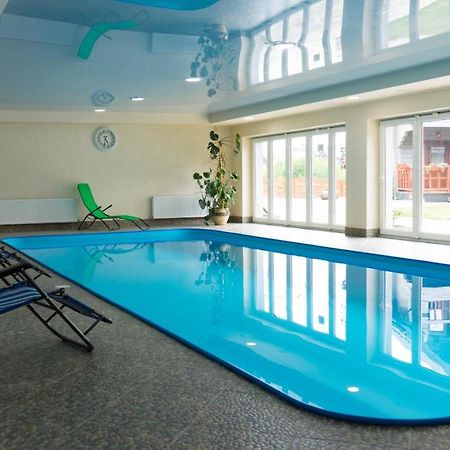 Family Hotel Kaskad Bukovel Bagian luar foto