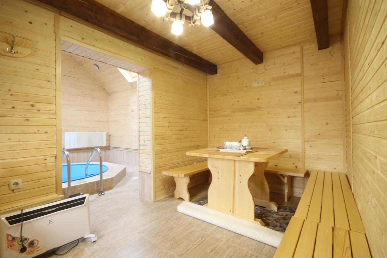 Family Hotel Kaskad Bukovel Bagian luar foto