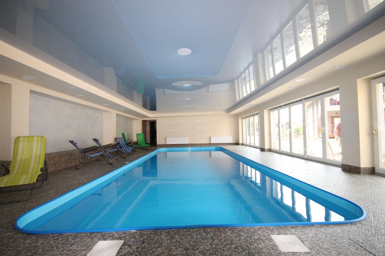 Family Hotel Kaskad Bukovel Bagian luar foto
