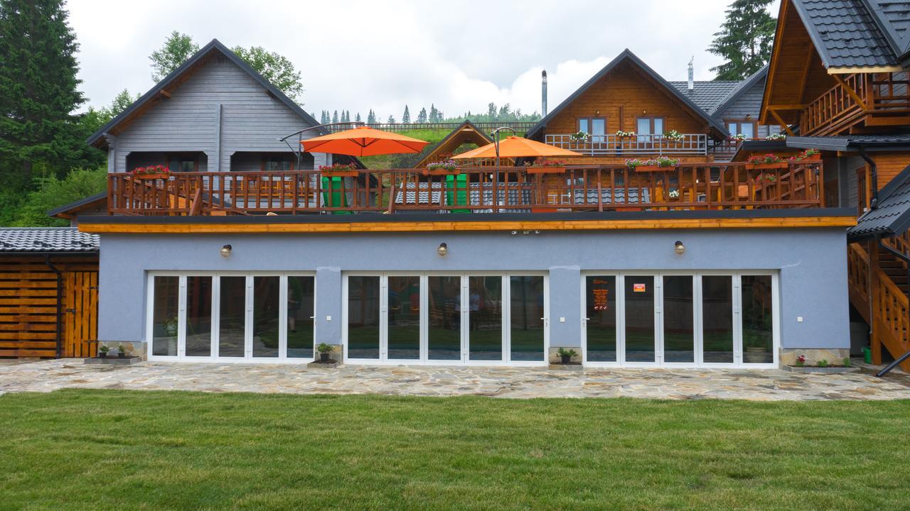 Family Hotel Kaskad Bukovel Bagian luar foto