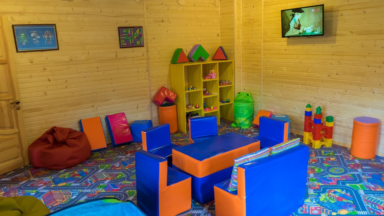 Family Hotel Kaskad Bukovel Bagian luar foto