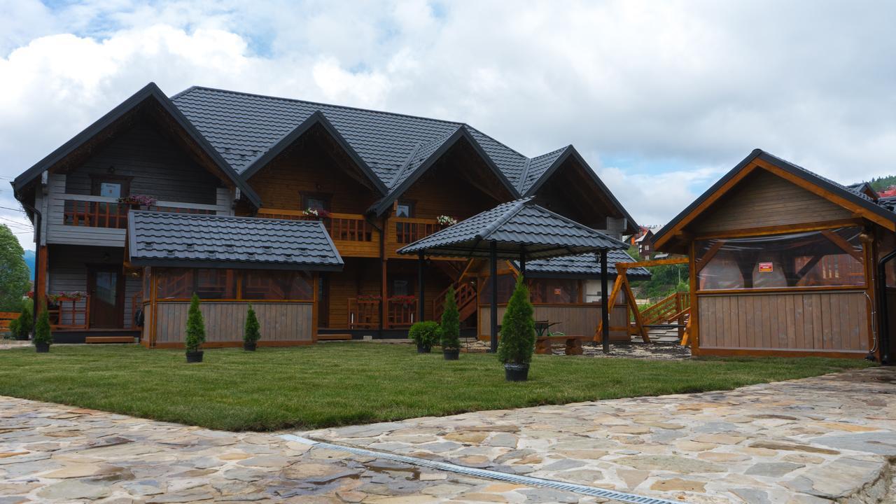 Family Hotel Kaskad Bukovel Bagian luar foto