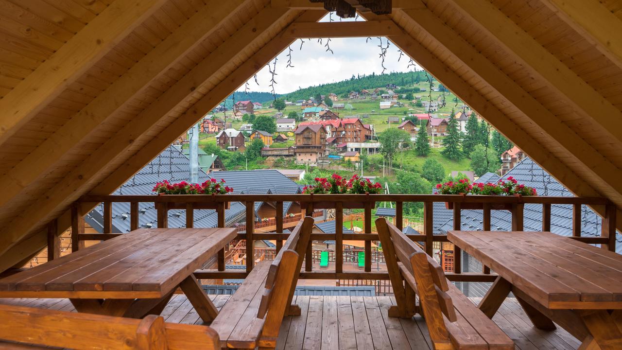 Family Hotel Kaskad Bukovel Bagian luar foto