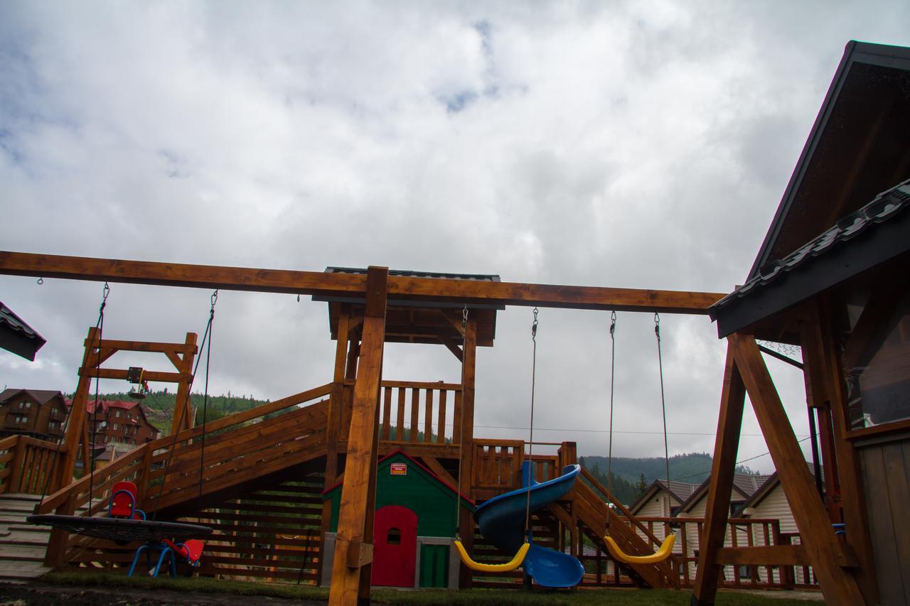 Family Hotel Kaskad Bukovel Bagian luar foto