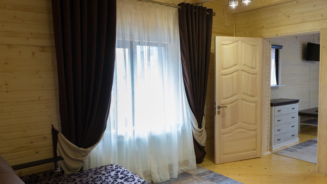 Family Hotel Kaskad Bukovel Bagian luar foto