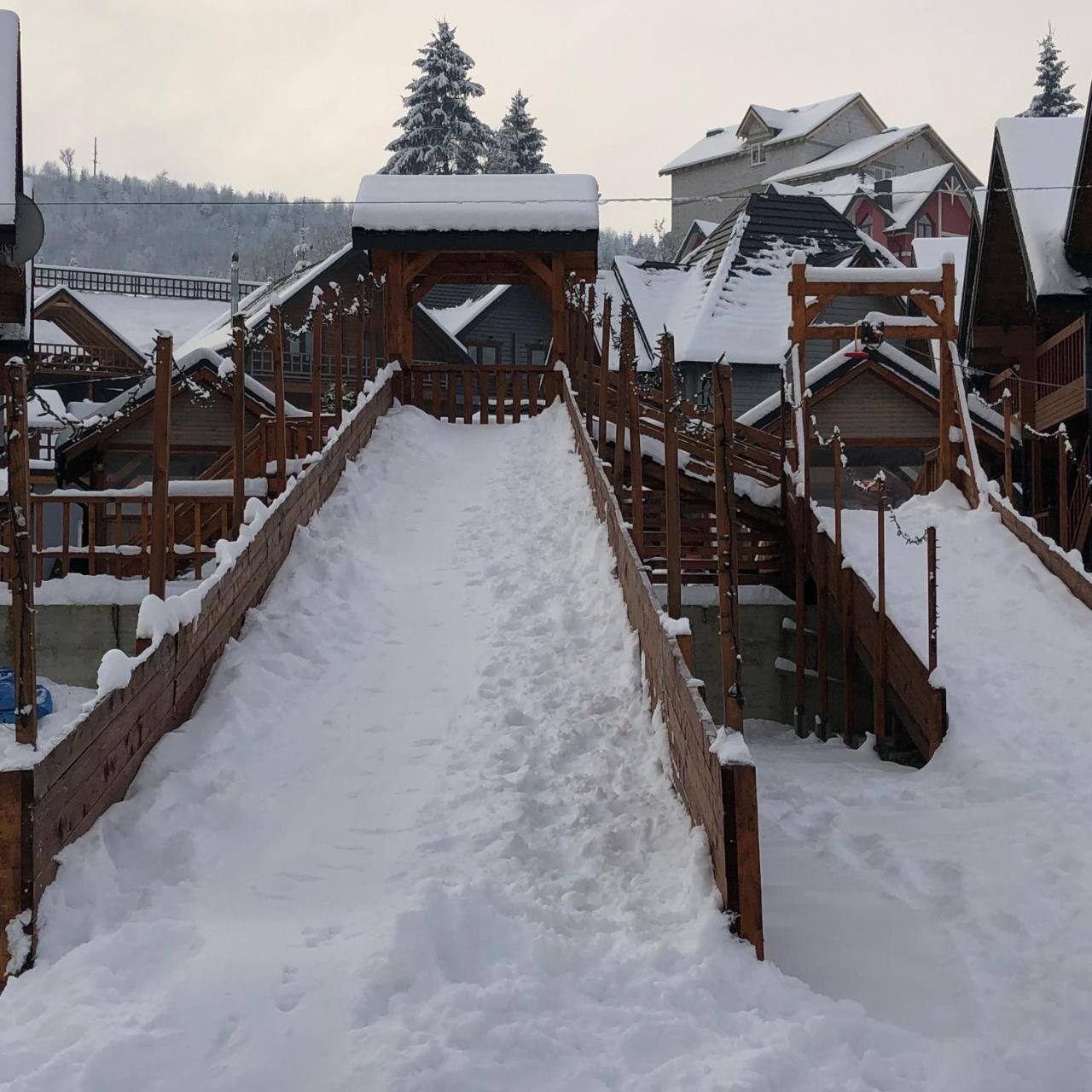 Family Hotel Kaskad Bukovel Bagian luar foto