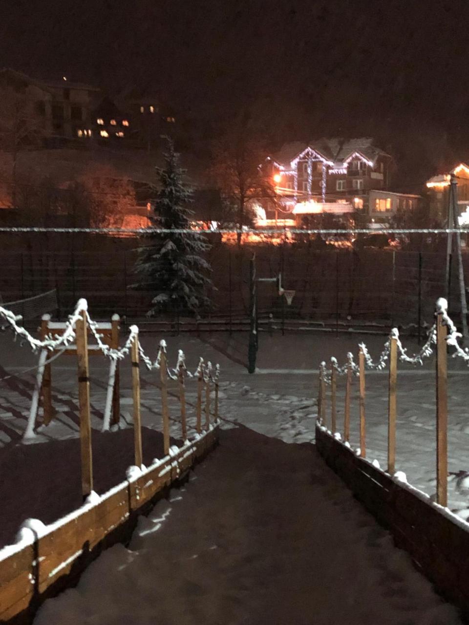 Family Hotel Kaskad Bukovel Bagian luar foto