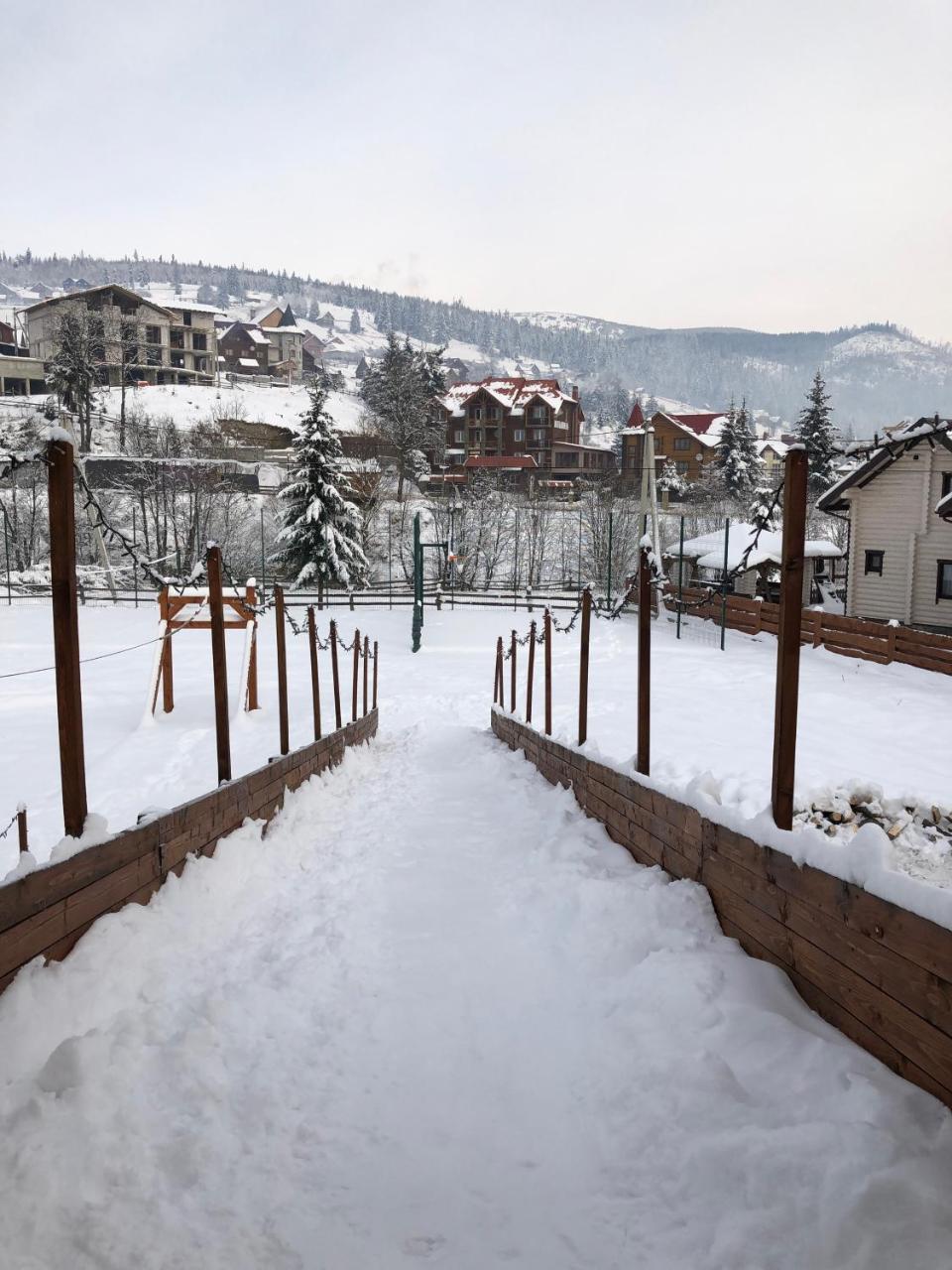 Family Hotel Kaskad Bukovel Bagian luar foto