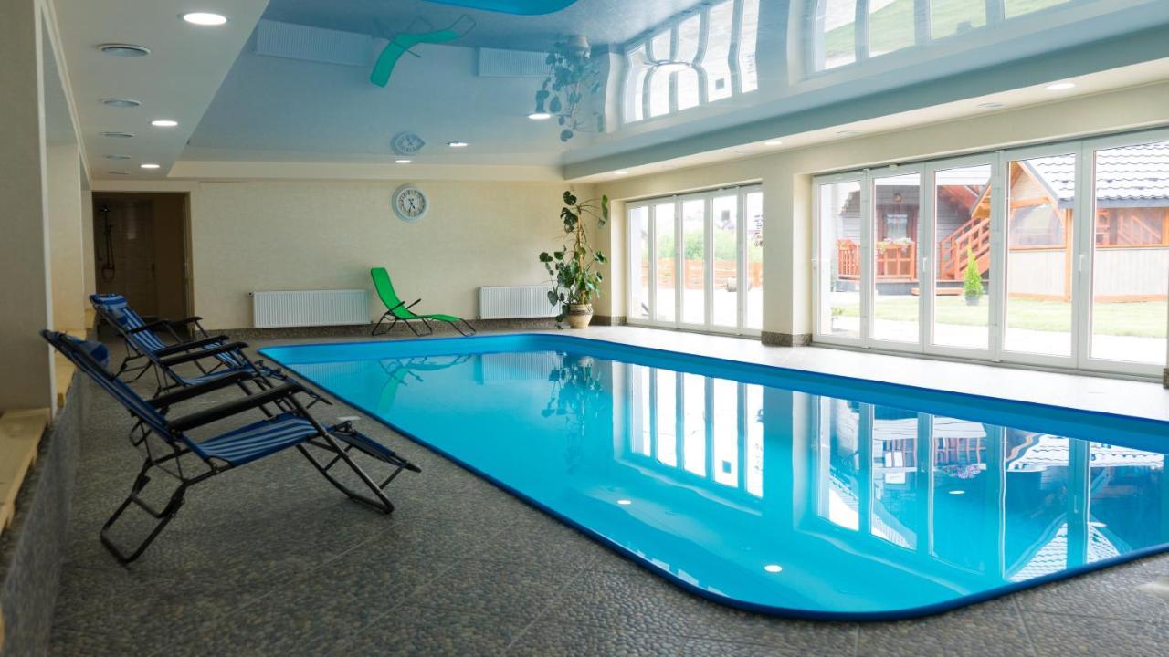 Family Hotel Kaskad Bukovel Bagian luar foto